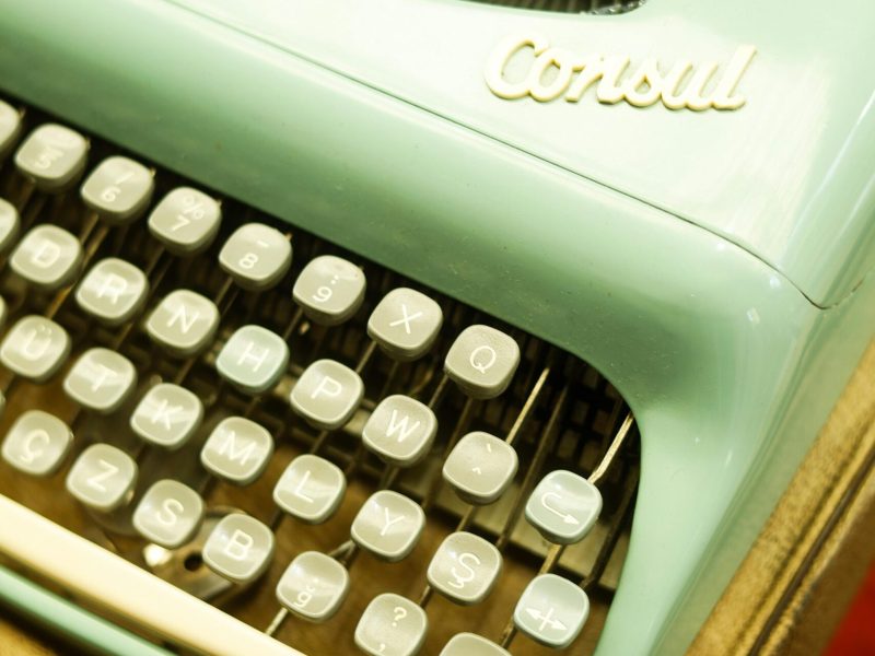 Typewriter_pexels-esrakorkmaz-25539770